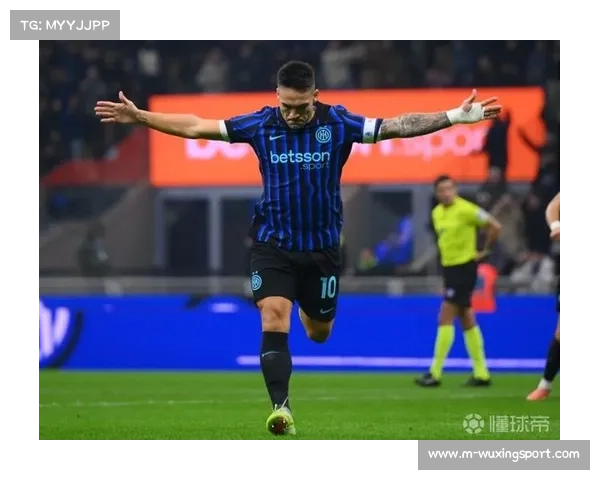 劳塔罗破门后指天庆祝，致敬看台患病小球迷